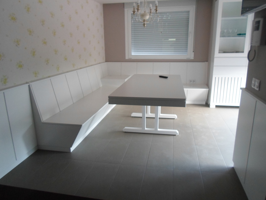 Mesa y banco lacados en blanco