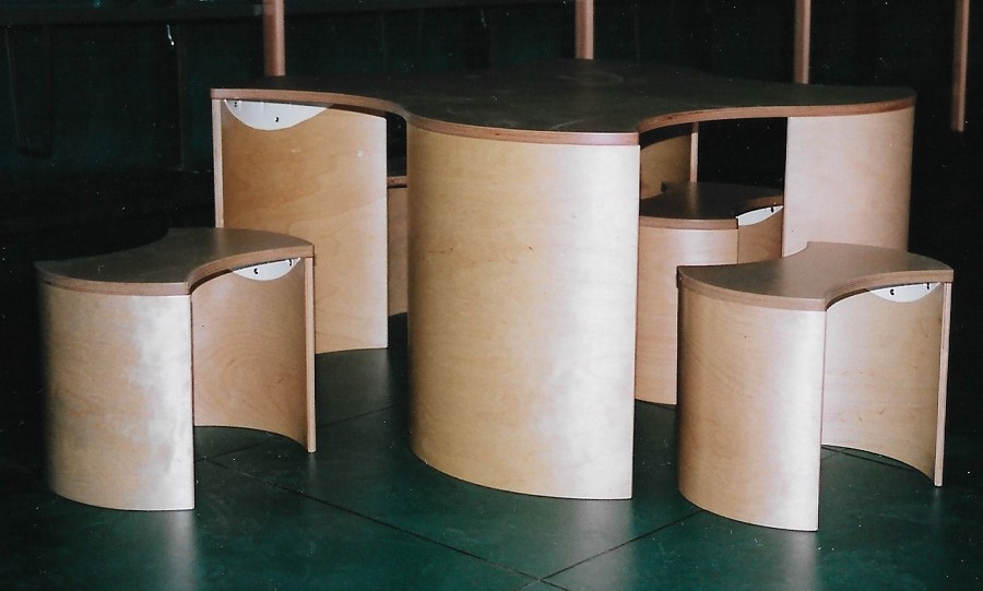 Mesa (conjunto de mesas curvas de madera de fresno)