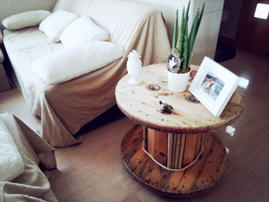 Mesas hechas con bobinas de electricidad