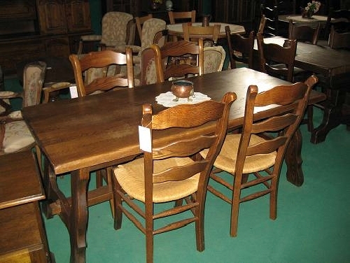 Mesas y sillas de madera para bodegas