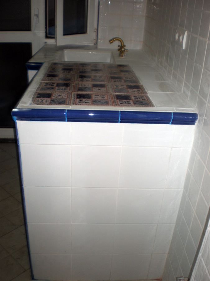 MESETA DE COCINA  CON AZULEJOS RÜSTICOS