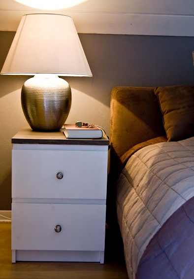 Mesita de noche dos cajones