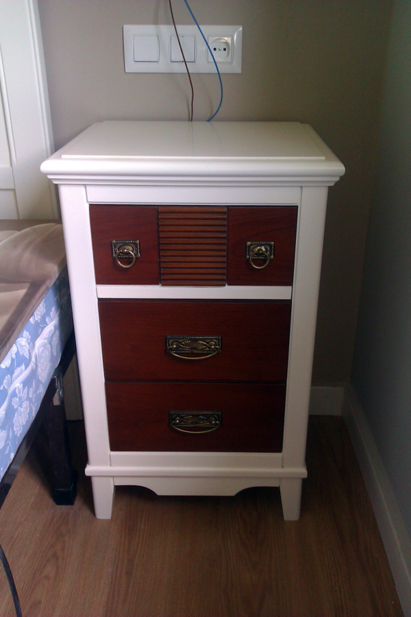 MESITA NOCHE DE CEREZO LACADA