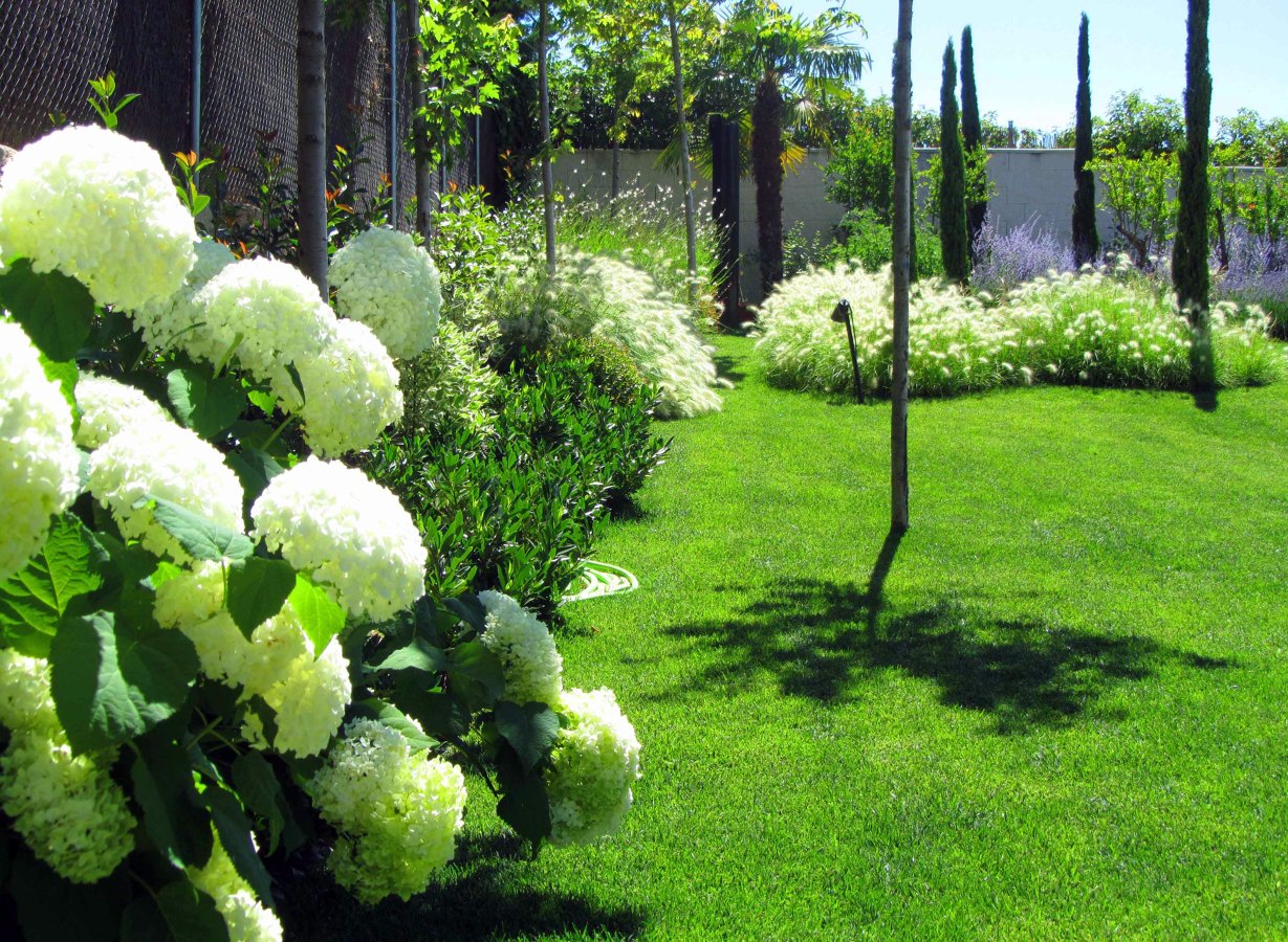 Mezcla de texturas en colores blancos y morados, elegancia y sosiego