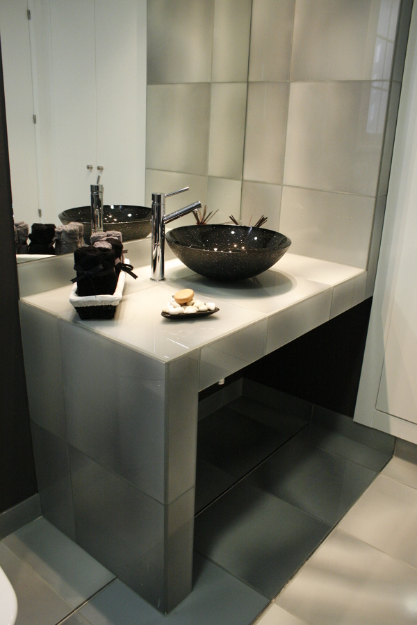 ENCIMERA DE CONSTRUIDA A MEDIDA CON GRES DE CRISTAL