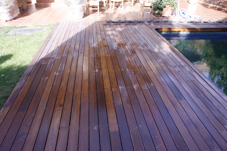 PISCINA CLIMATIZADA CON PLAYA DE MADERA TROPICAL