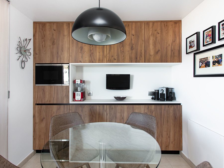 Cocina. Zona de microondas y mesa