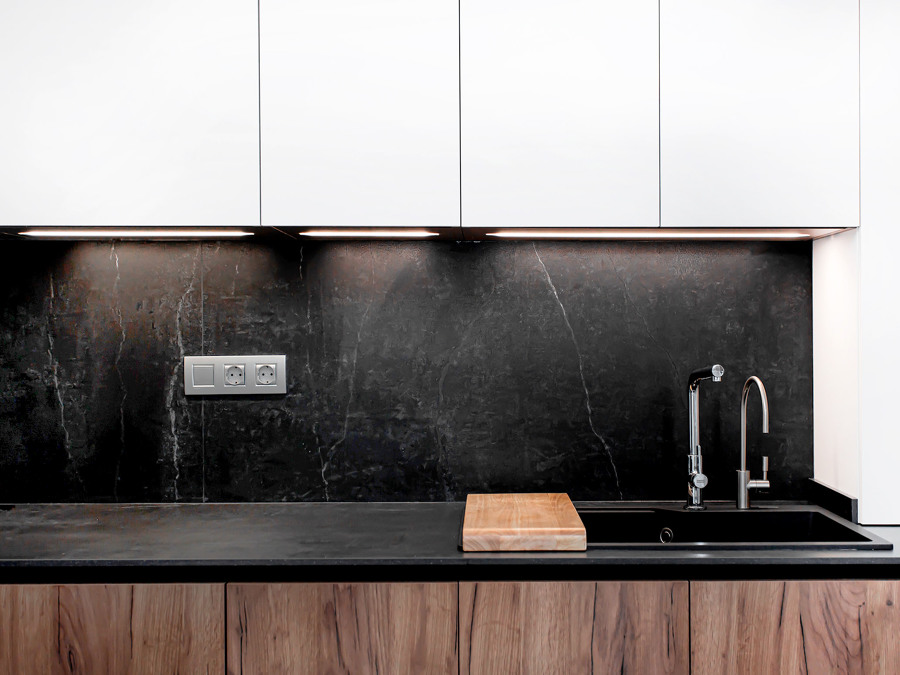 Cocina en blanco, negro y madera