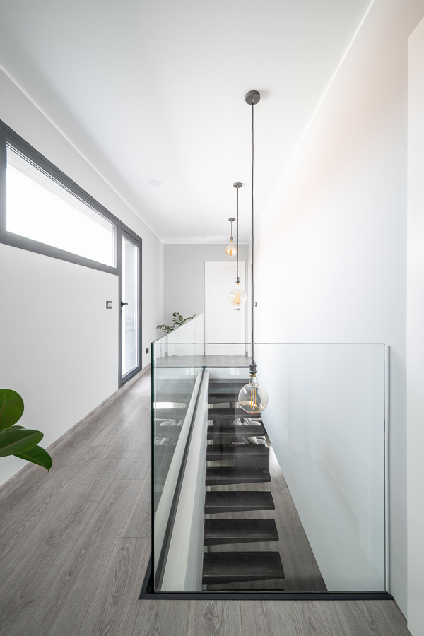 Escalera con barandilla de vidrio
