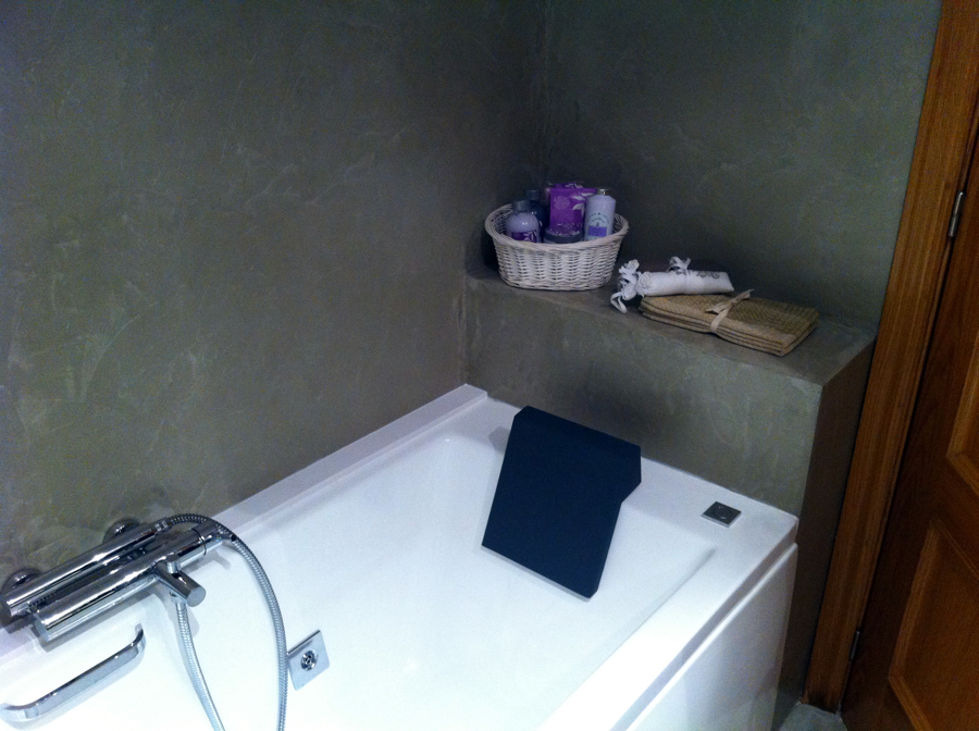 microcemento en baño, suelo y paredes.