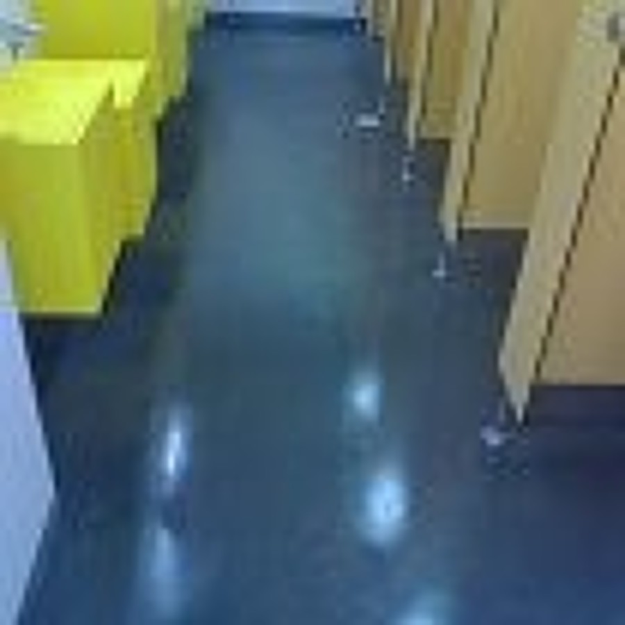 Microcemento en suelo de aseos infantiles.