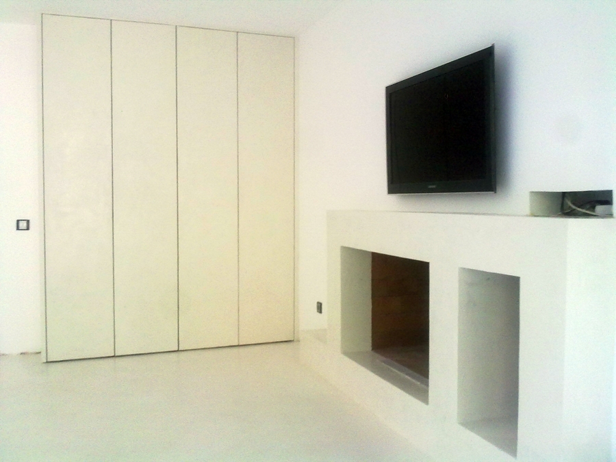 Microcemento en suelo interior, chimenea y puertas de armarios.