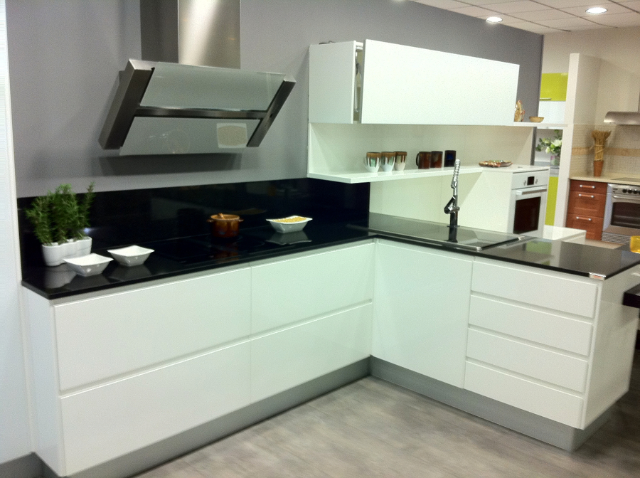 Mobiliario blanco alto brillo lacado 