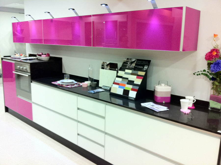 Mobiliario blanco brillo con tirador uñero y vitrinas elevables