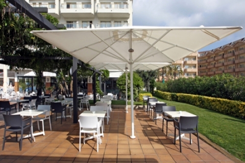 Mobiliario de hosteleria: Silla Fiona y Mesa Sputnik