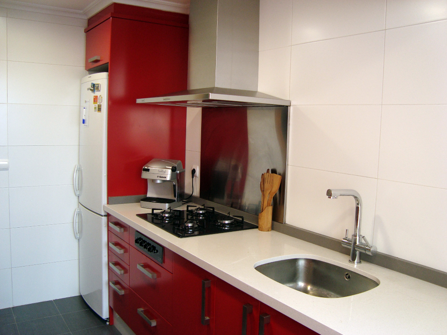 Mobiliario polilaminado rojo satinado