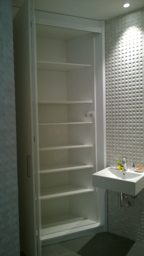 Moble de bany amb corredera abatible