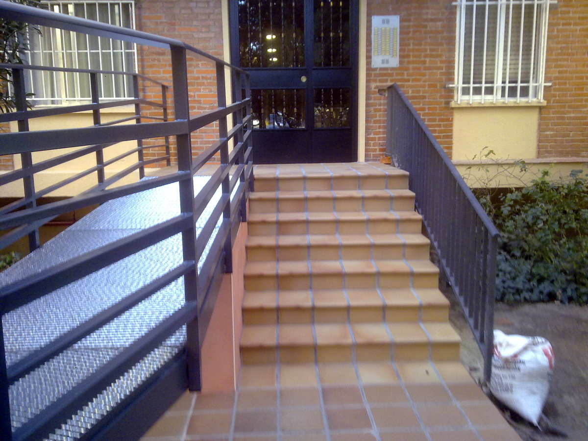 Construccion rampa minusvalidos y modificacion escalones