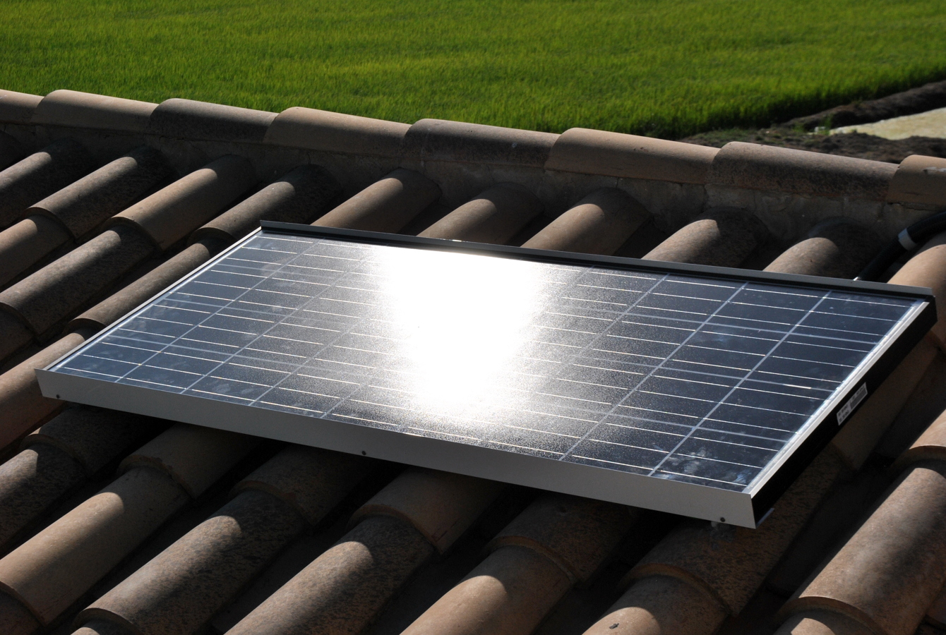 Módulo solar fotovoltaico de 135Wp instalado sobre tejado.