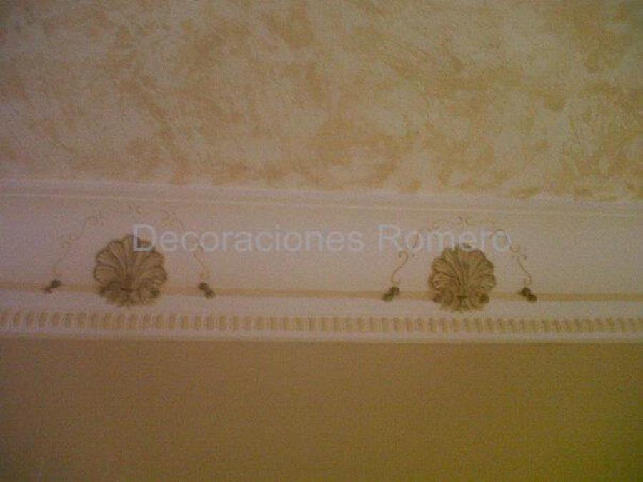 Molduras y techo decorado