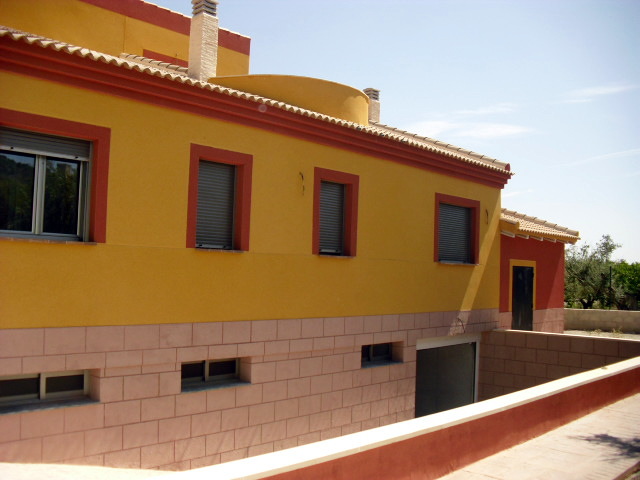 MONOCAPA RASPADO AMARILLO Y ROJO CON ZOCALO EN IMPRESO