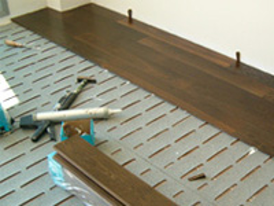 Tarima maciza de roble negro pegada sobre manta troquelada