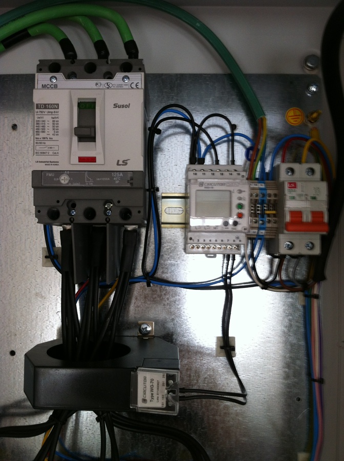 Montaje baterías condensadores para eliminar energía reactiva de la factura electrica