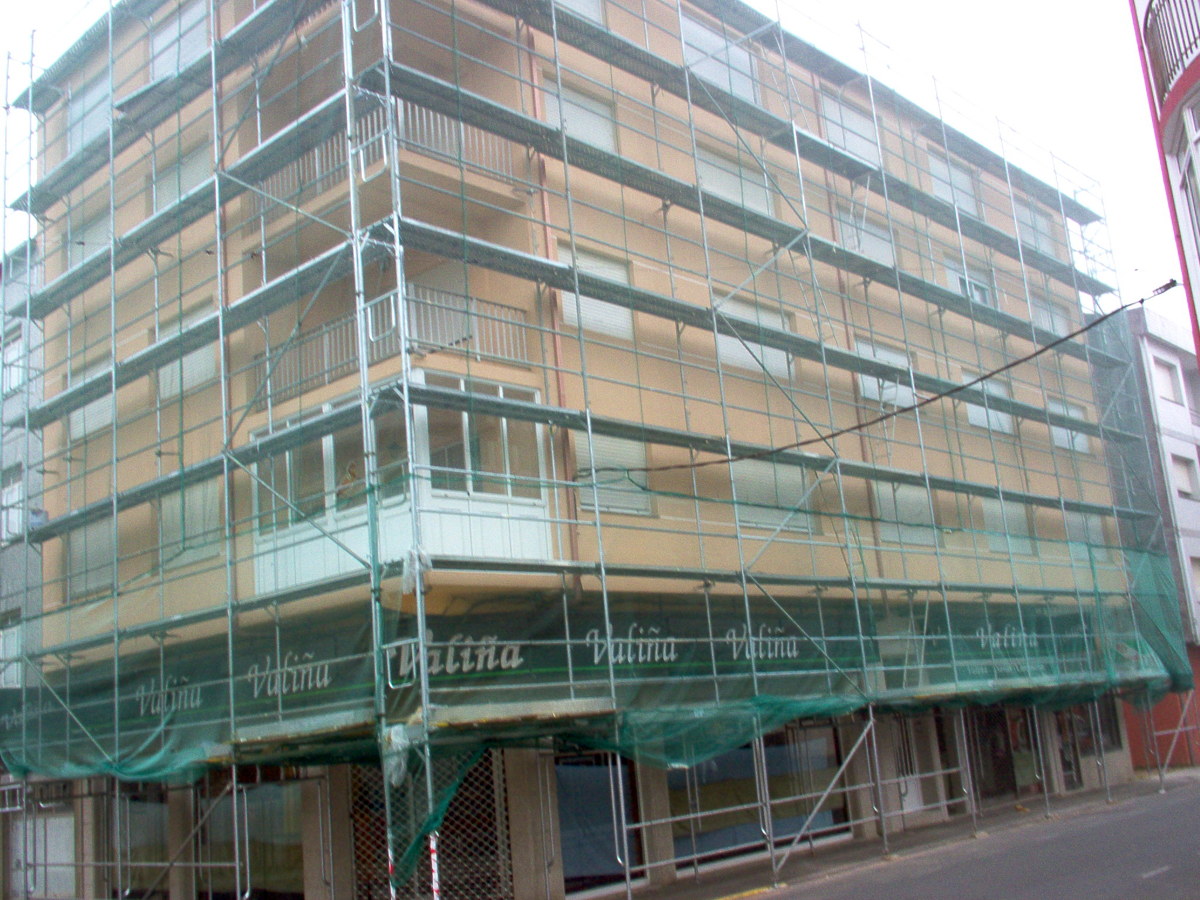 Montaje de andamios en edificio