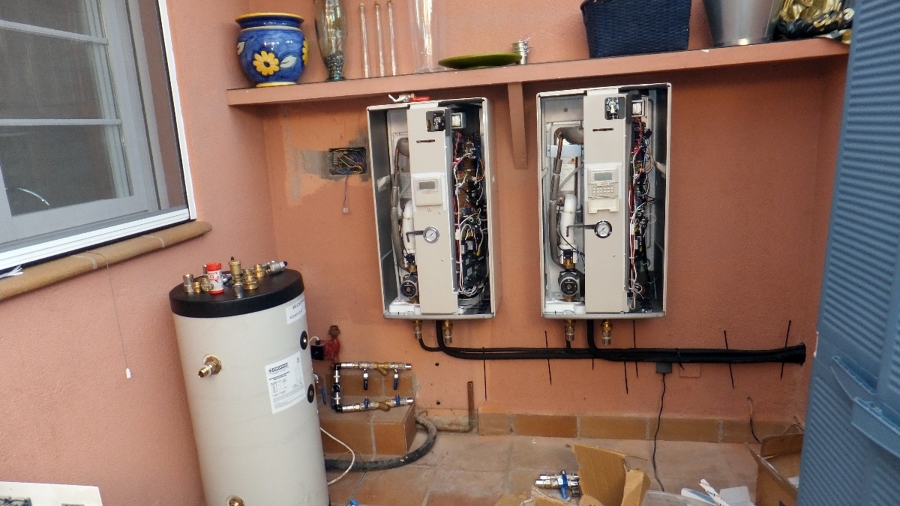 Montaje de dos unidades interiores de Aerotermia de 9 kw.