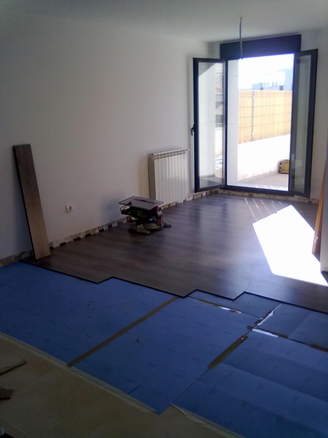 MONTAJE DE TARIMA LAMINADA COLOR CENIZA