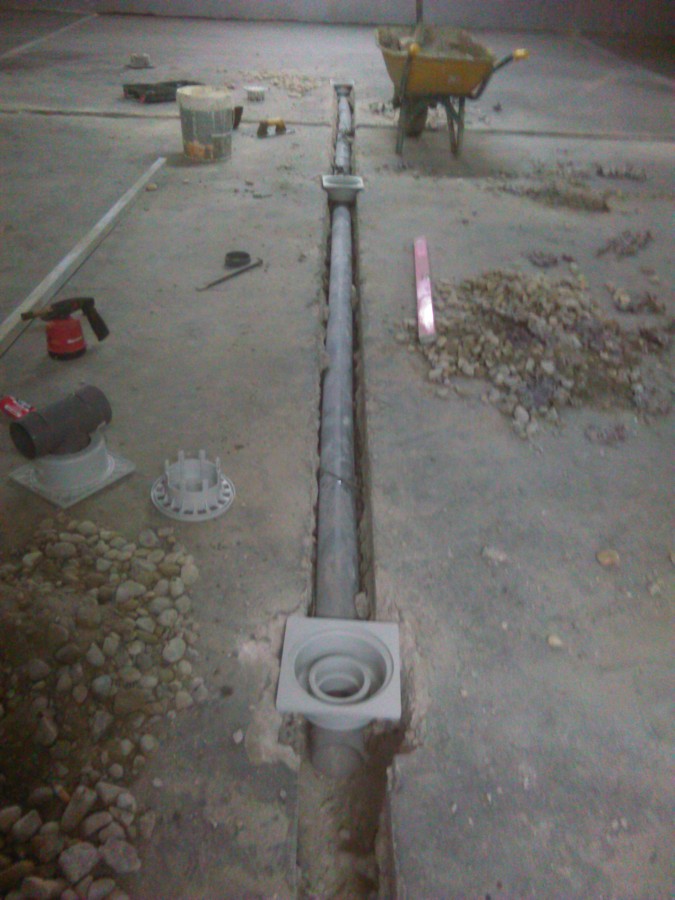 MONTAJE DE TUBERIA DE PVC Y SUMIDEROS EN GARAJE