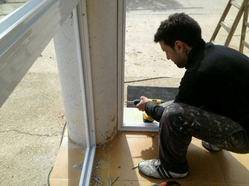 Montando cerramientos.. nuestros empleados..