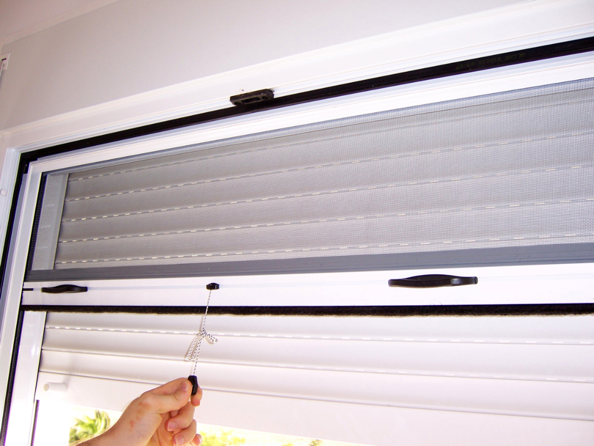 Mosquitera y persiana