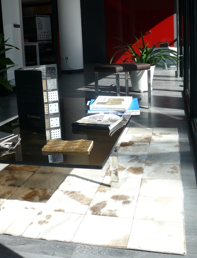 Mostrador mesa vidrio bronce mate y  pies diseño en inox