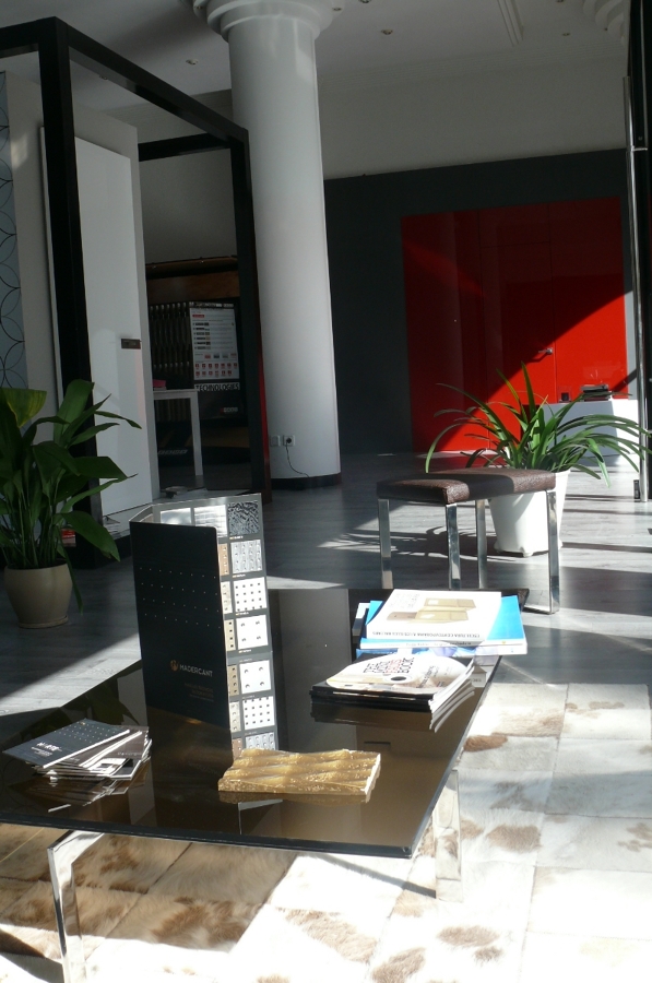 Mostrador taburete en piel y pies diseño en inox