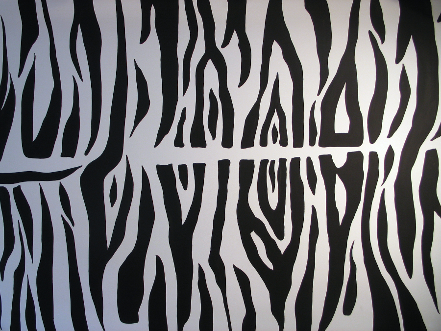Motivo de piel de cebra pintado en pared.