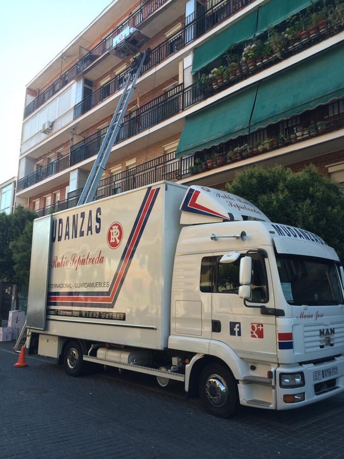 Mudanzas en Alcalá de Henares con elevador de muebles por fachada