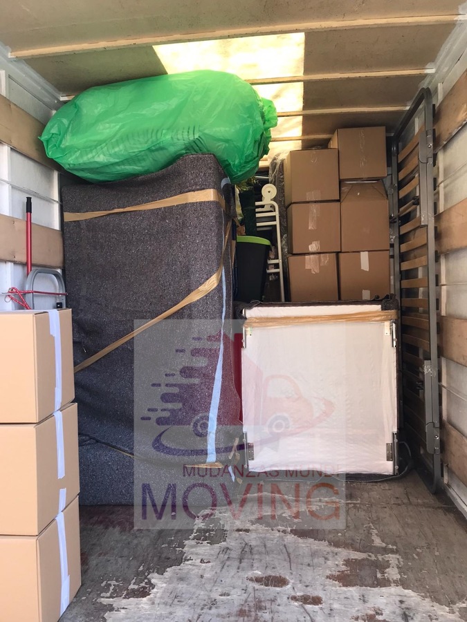 Mudanzas Mundimoving. Mudanza Madrid. Llenando el camion 3.