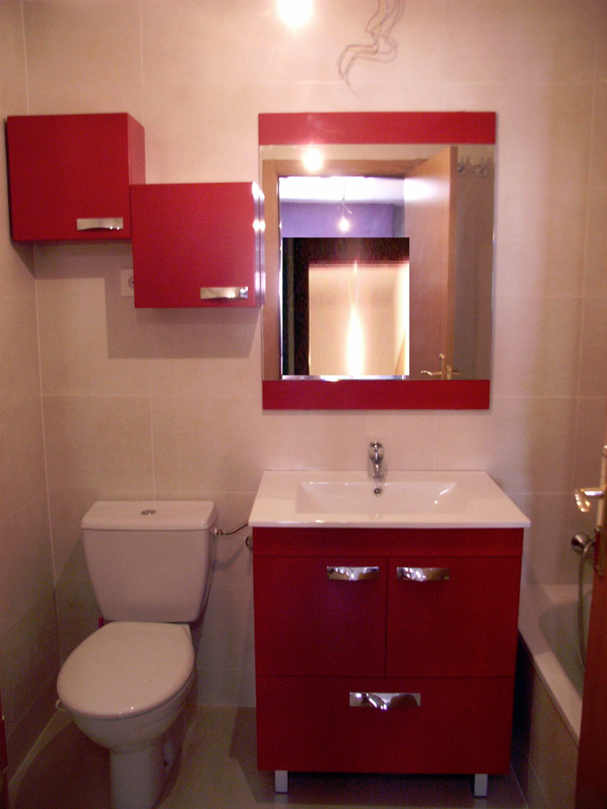 Muebe rojo con axiliares