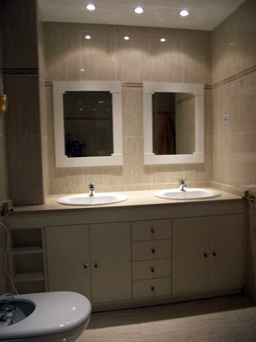 Mueble a medida blanco con espejos