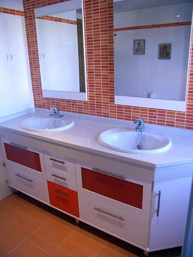 Mueble bajo encimera blanco y naranja