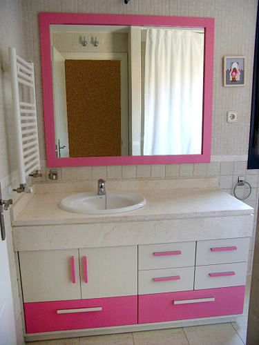 Mueble bajo encimera blanco y rosa