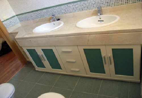 Mueble bajo encimera con cristales verdes