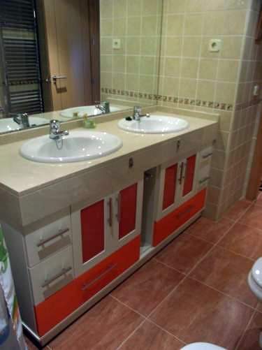 Mueble bajo encimera naranja y blanco