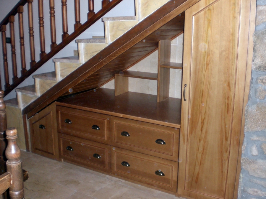 Mueble bajo escalera