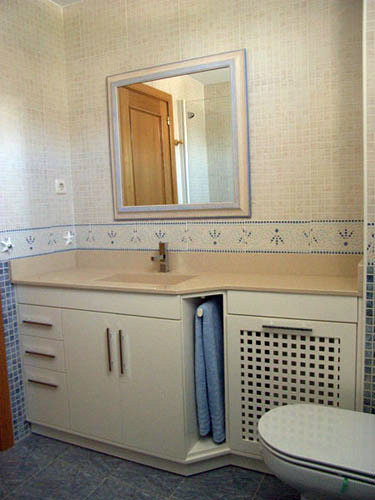 Mueble blanco con cubreradiador