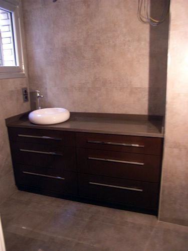 Mueble con cajones y lavabo sobre encimera