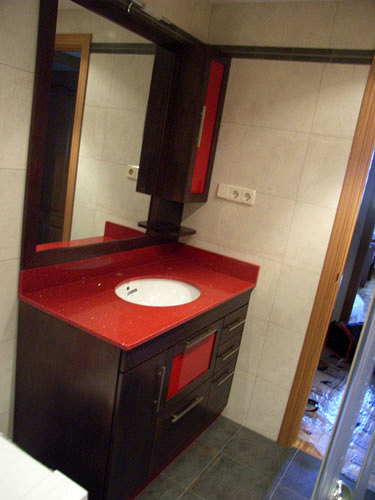 Mueble con encimera en rojo pasión y lavabo bajo encimera