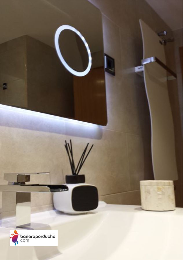 Mueble con espejo retroiluminado