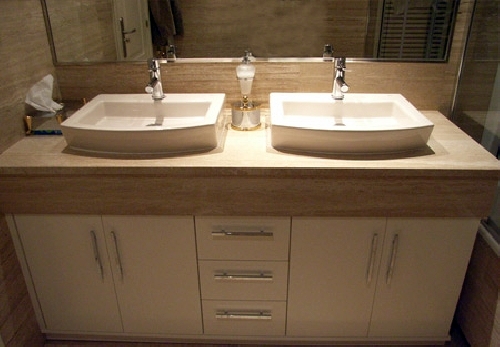 Mueble con faldon y lavabos sobre encimera